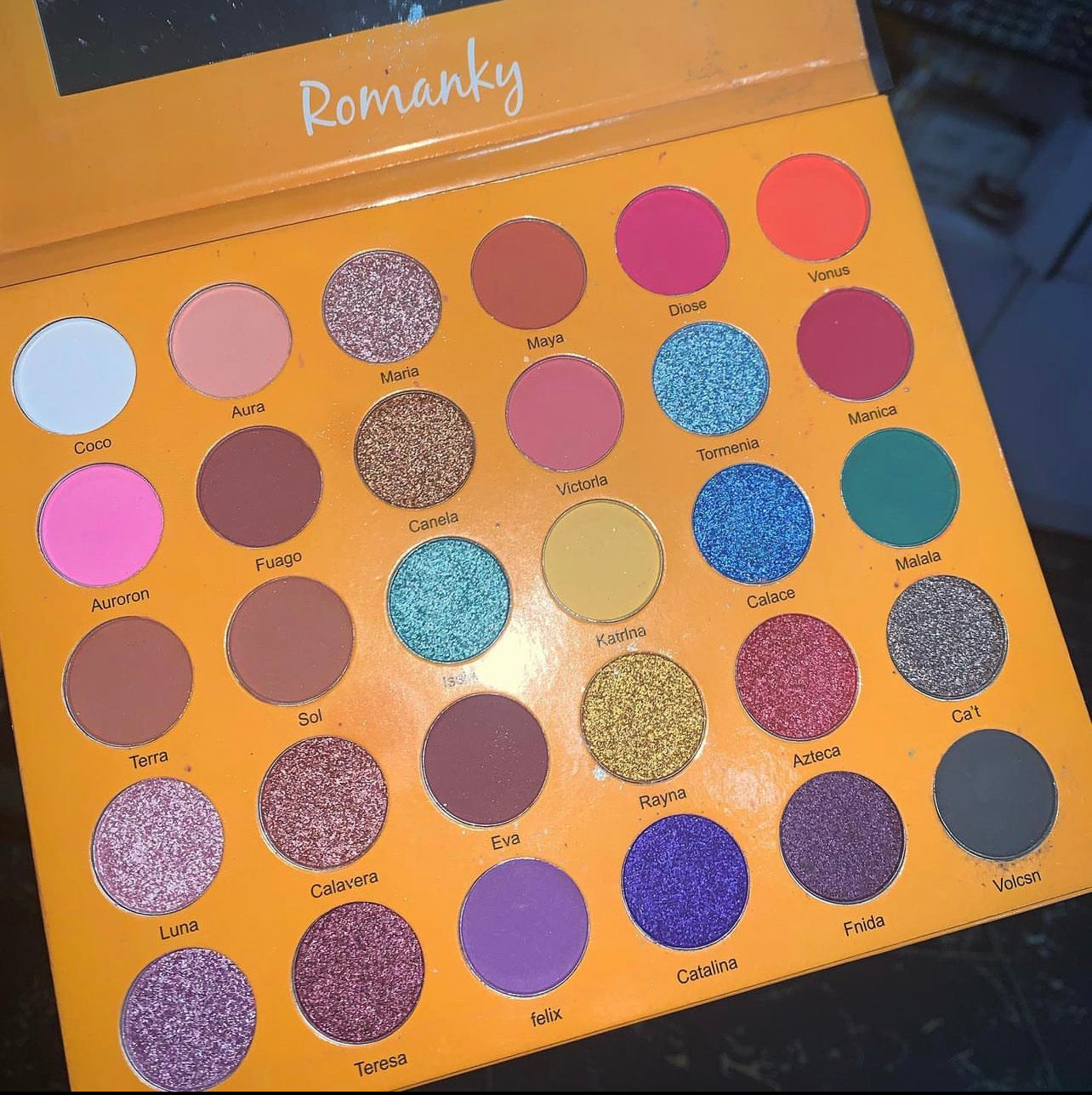 ROMANKY 30 COLORS EYESHADOW PALETTE