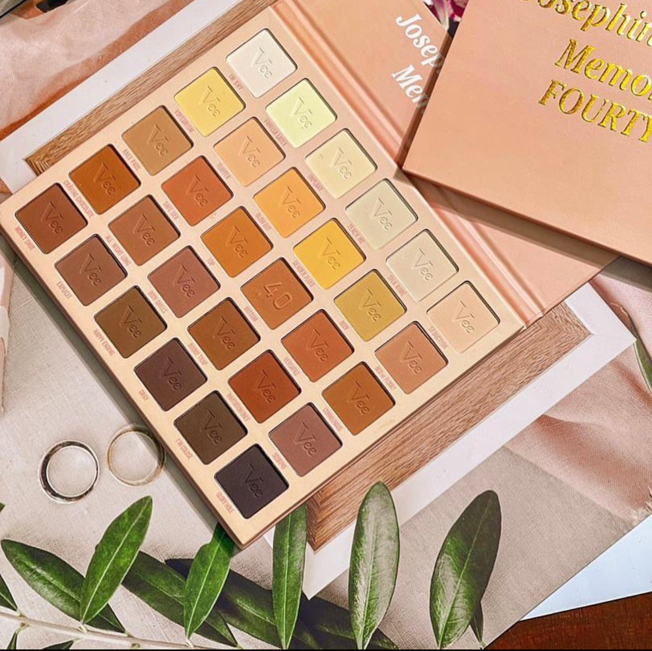 VEE BEAUTY NUDE EYESHADOW PALETTE